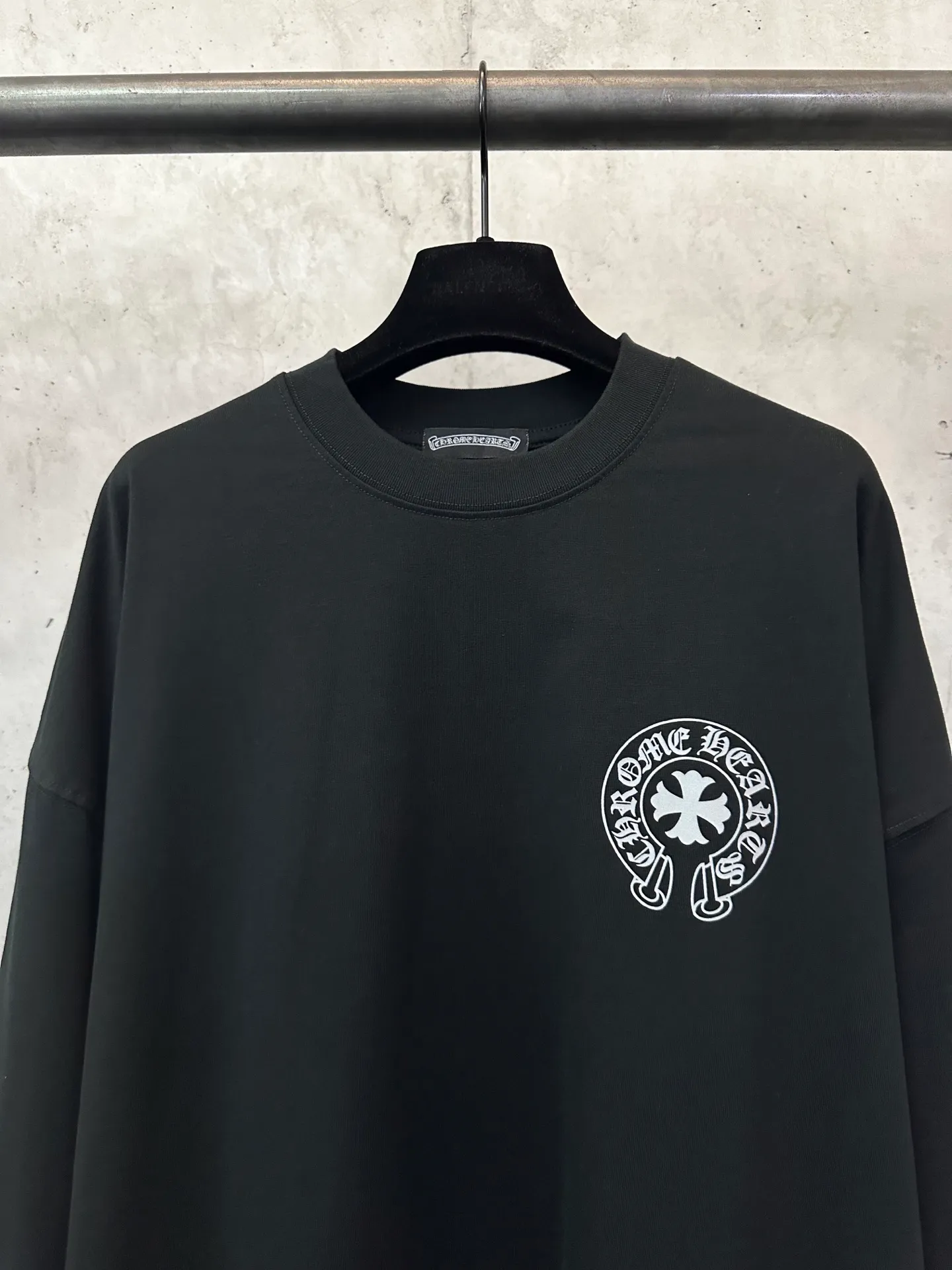 P300 Chrome Hearts 25ss classic Sanskrit gray letter round neck long-sleeved T-shirt. Fabric is high-definition, super heavyweight cotton, double yarn compact Xinjiang cotton. Weight: 320 grams. Clean cloth surface. Clear cloth texture. Tight feel. Stiff. High color fastness. No deformation. No discoloration. Customized hardware. Thread. Accessories. Matching. Same style for men and women. -Color: Black White -Size: XS S M L